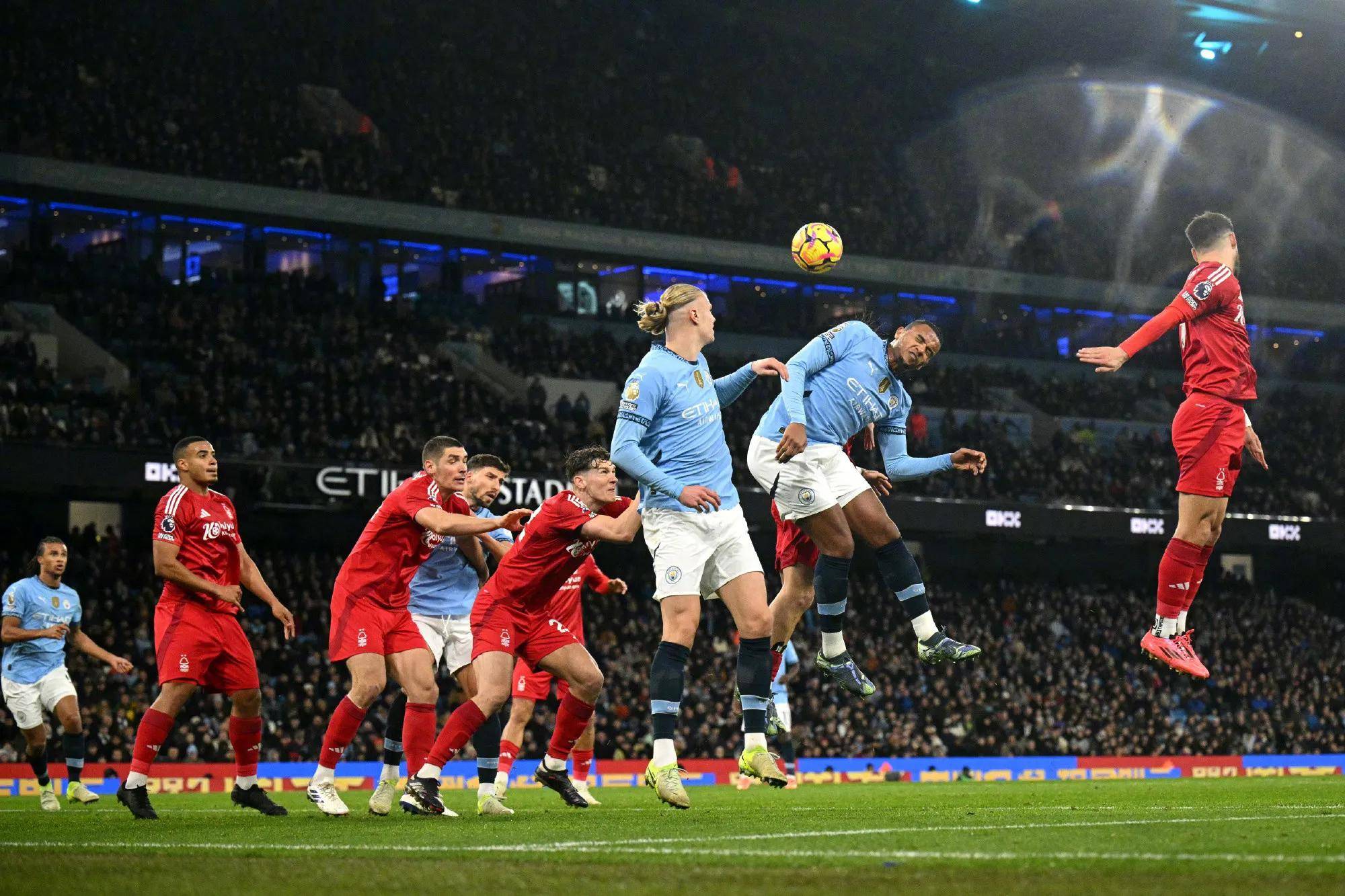 切尔西大胜，稳稳占据英超榜首位置