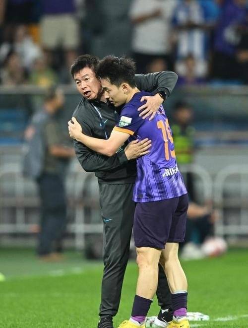 西蒙斯官方公布新规,唐斯引发争议,迎来胜利球迷热议!