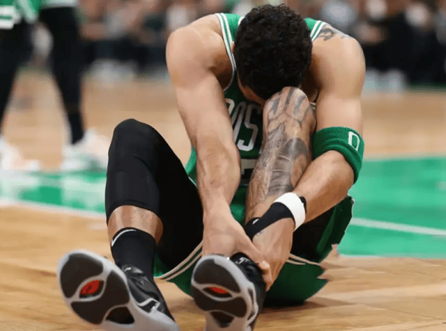 西蒙斯险胜塔图姆，全明星入选关键表现点燃全场！